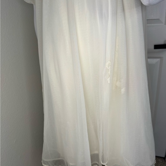 1960 Vintage Cream Chemise with Lace Detailing and Flowing Sleeves.  #148 - Picture 7 of 13